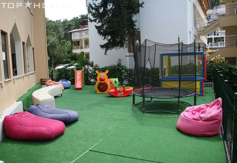 Игровая площадка для детей (снаружи)