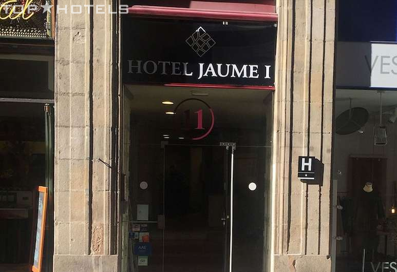 Вход в отель